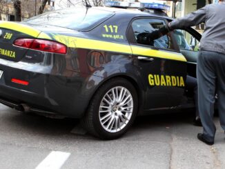 Sequestrati 2 magazzini per abbigliamento e profumi contraffatti