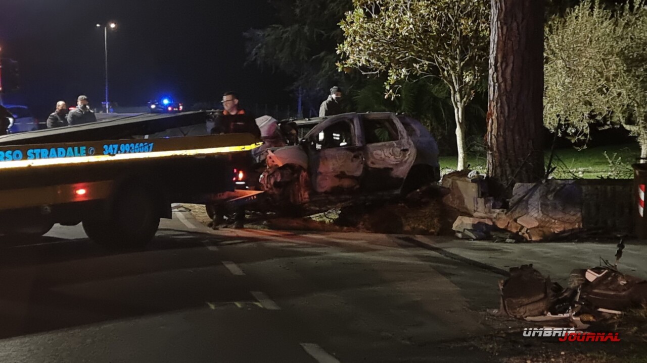 Tragedia lungo la marscianese, auto in fiamme, muore una persona