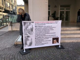 Mostra foto cadavere del figlio morto in incidente sul lavoro