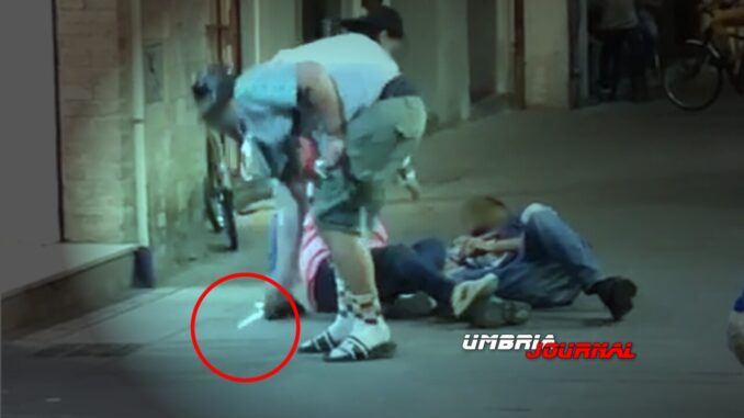 Aggressione in centro a Foligno, momenti di panico, le immagini