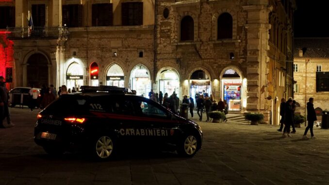 Accoltellamento notturno in centro a Perugia, straniero ferito alla mano, indagini