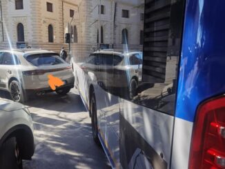 Caos in Piazza Italia, autobus bloccato da due vetture parcheggiate male