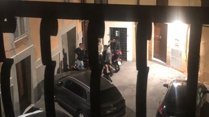 Anche assorbenti in strada, dopo notte di droga e alcol in centro a Perugia