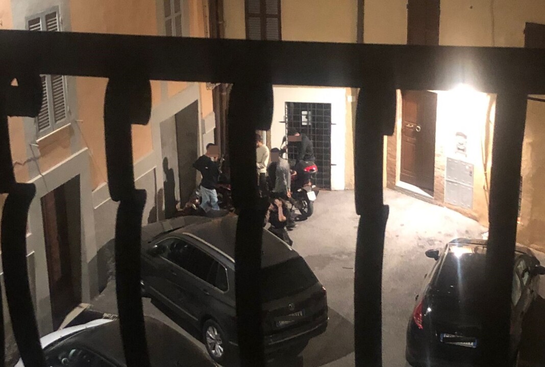 Anche assorbenti in strada, dopo notte di droga e alcol in centro a Perugia