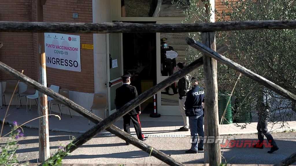 Allarme bomba al centro vaccinale di San Marco, polizia e artificieri sul posto