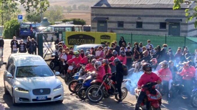 Funerale 18enne, ultimo abbraccio ad Alessio, "Ciao Gallo"