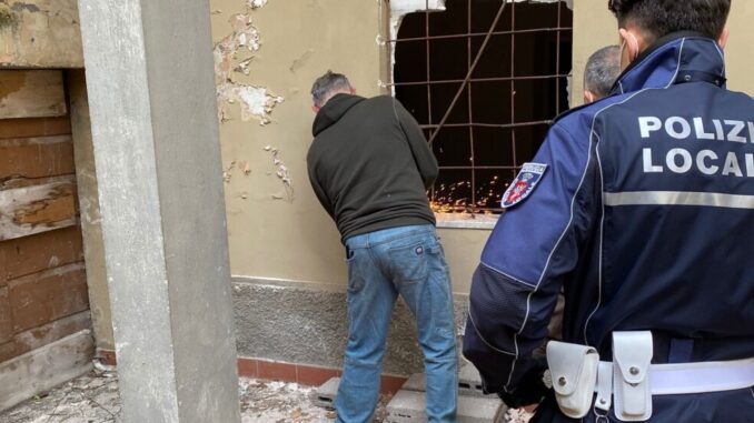 Polizia locale libera immobile disabitato, occupato abusivamente