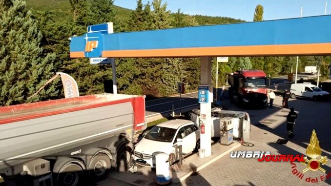 Rocambolesco incidente a Pierantonio, due auto e un Tir in un distributore