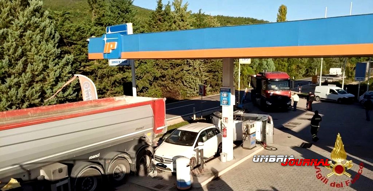 Rocambolesco incidente a Pierantonio, due auto e un Tir in un distributore