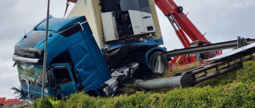 Incidente, autotreno in bilico sulla E45, automobilisti rimasti in fila per ore