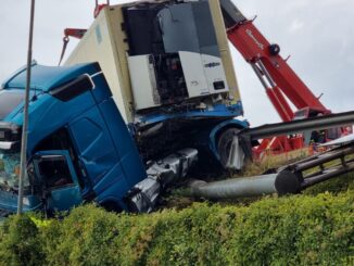 Incidente, autotreno in bilico sulla E45, automobilisti rimasti in fila per ore