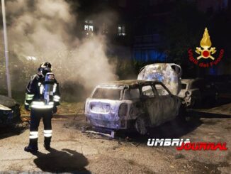 Incendio nella notte a Terni, distrutta Mini Cooper, danneggiate altre auto