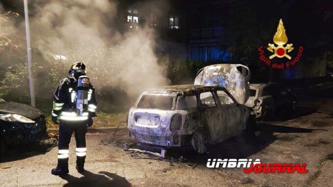 Incendio nella notte a Terni, distrutta Mini Cooper, danneggiate altre auto