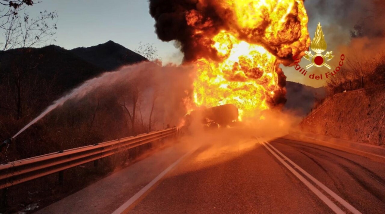 Incendio sul Valico della Somma, autocisterna in fiamme, autotrasportatore è salvo
