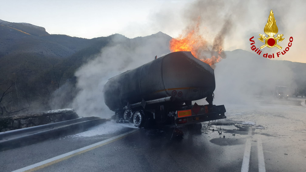 Incendio sul Valico della Somma, autocisterna in fiamme, autotrasportatore ustionato