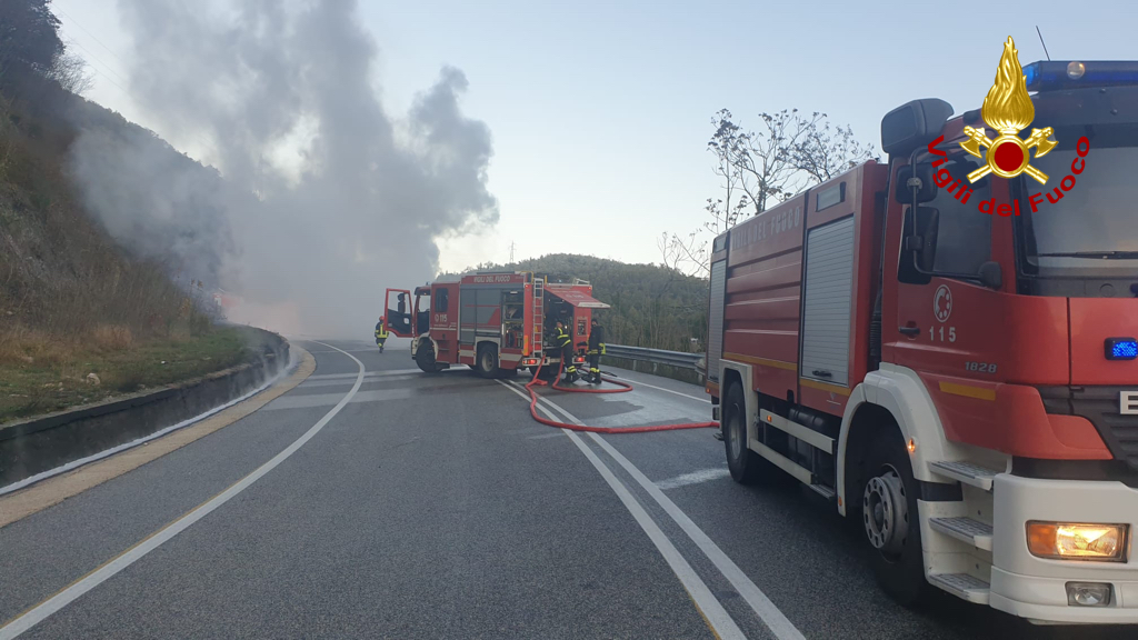 Incendio sul Valico della Somma, autocisterna in fiamme, grave autotrasportatore
