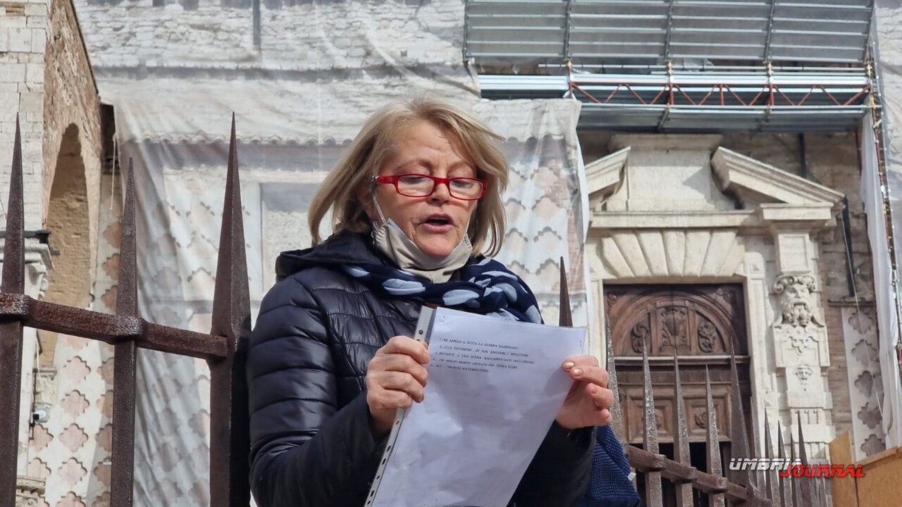 Lena Dodaj si incatena alla fontana Maggiore di Perugia per la morte del figlio