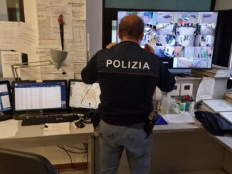 Trova portafogli con 155 euro, lo riconsegna alla polizia alla polizia, 27enne nigeriano