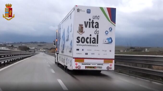 1 ragazzo su 3 ha un profilo fake sui social, Polizia e Una vita da social