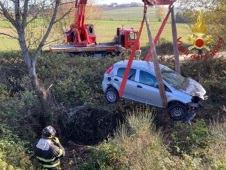 Incidente stradale sulla SS3bis, auto vola in un fossato, illeso conducente