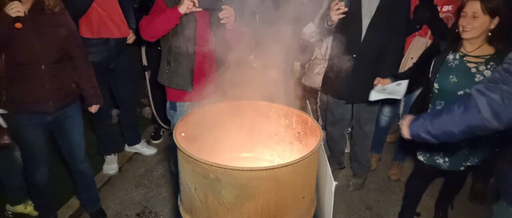 Bruciano i green pass in Piazza Italia a Perugia durante protesta