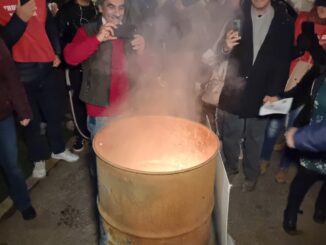 Bruciano i green pass in Piazza Italia a Perugia durante protesta