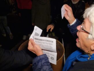 Green pass manifestanti bruciano le certificazioni a Perugia