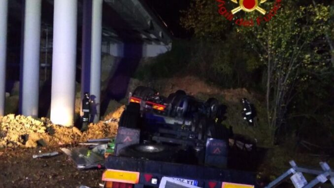 Incidente E45, muore autista, camion vola giù dal viadotto, salto di15 metri