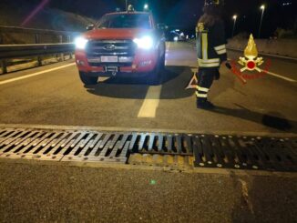 Si rompe giunto stradale, incidente stradale con tre auto, un ferito