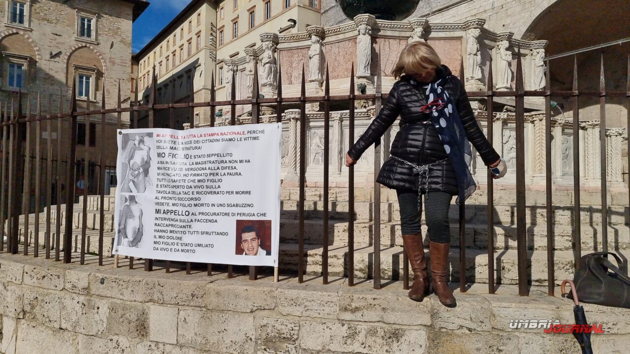 Lena Dodaj si incatena alla fontana Maggiore di Perugia per la morte del figlio