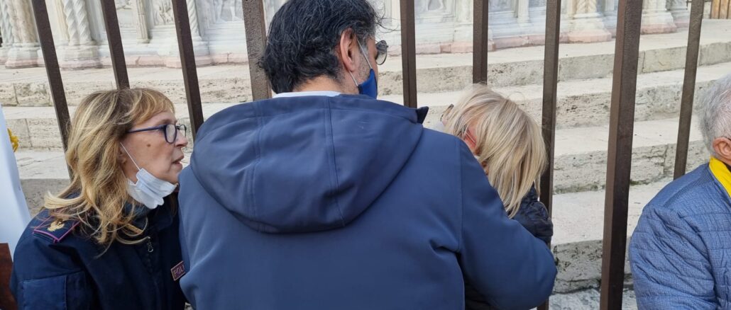 Lena Dodaj si incatena alla fontana Maggiore di Perugia per la morte del figlio
