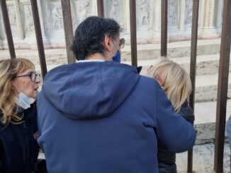 Lena Dodaj si incatena alla fontana Maggiore di Perugia per la morte del figlio
