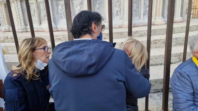 Lena Dodaj si incatena alla fontana Maggiore di Perugia per la morte del figlio