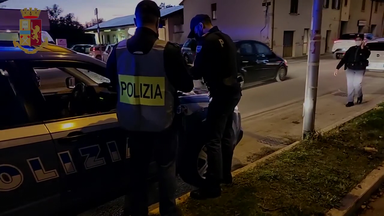 Straniero fermato dalla polizia a Bastiola con un’auto rubata, era privo di documenti