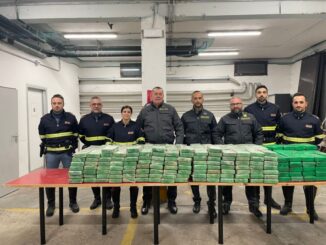 Autocarro, lampeggiante giallo e droga, a bordo 400 panetti di cocaina
