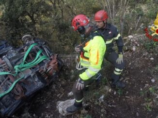 Elicottero Drago, dei vigili del fuoco, recupera suv finito in una scapata