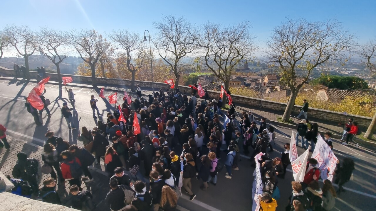 Se ci bloccano il futuro, noi blocchiamo la città, così gli studenti durante manifestazione