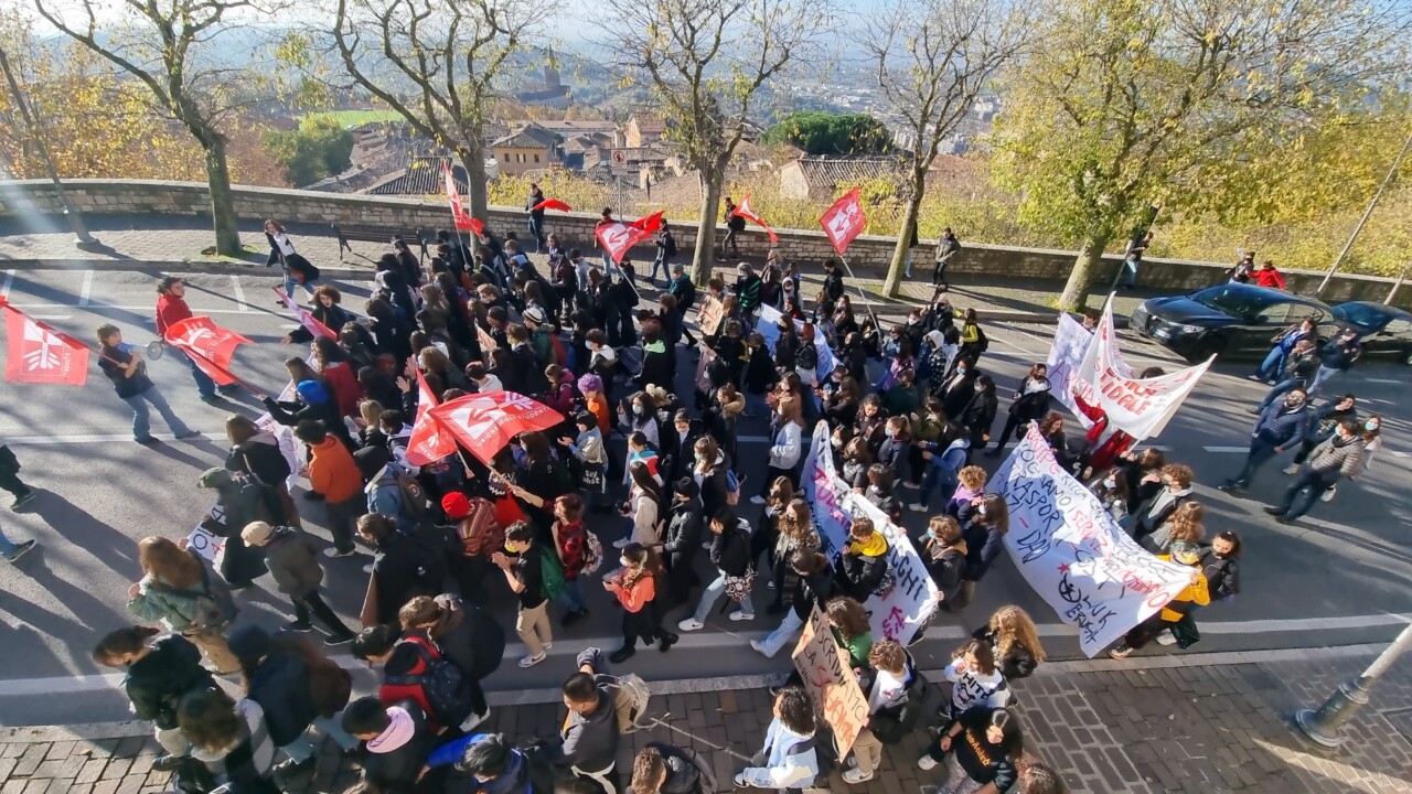 Se ci bloccano il futuro, noi blocchiamo la città, così gli studenti durante manifestazione