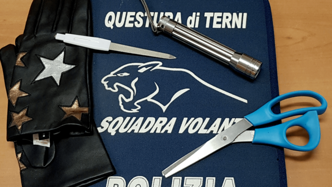 Terni, Polizia ferma tre giovani con arnesi atti allo scasso, denunciate.  Non avevano ancora messo a segno neanche un colpo