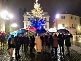  Una tradizione immancabile, l'albero di Natale in piazza Duomo a Terni