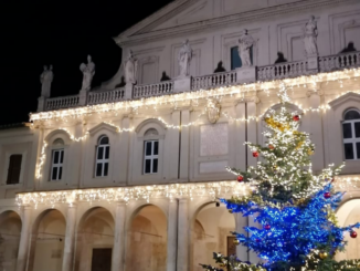 La facciata della Cattedrale di Terni si illumina per Natale per mandare a tutti dei messaggi di auguri e saluti.