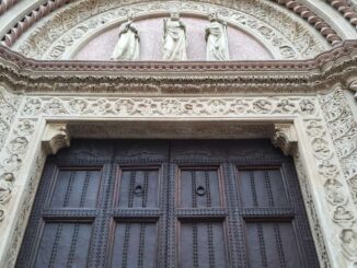 Restaurato il portone dell'atrio di Palazzo dei Priori di Perugia