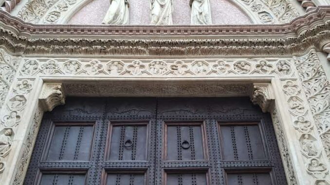 Restaurato il portone dell'atrio di Palazzo dei Priori di Perugia