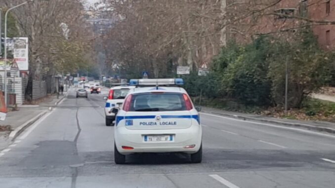 Cade a terra sfinito dopo fuga, polizia locale arresta scippatore