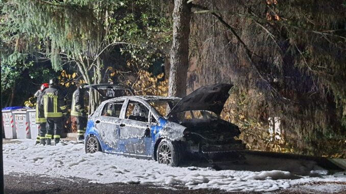 Auto in fiamme traversa via dei Filosofi, paura tra i residenti