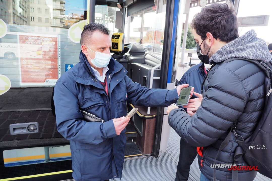 Non ha il biglietto dell'autobus e prende a pugni il controlloreventimila euro