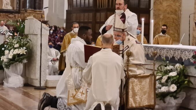 Emmanuel-John Boluwatife Olajide ordinato sacerdote dal cardinale Gualtiero Bassetti a Perugia nella giornata di ieri