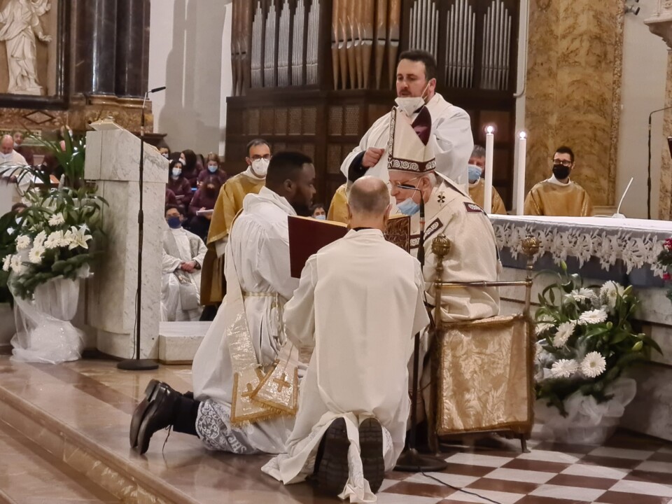 Emmanuel-John Boluwatife Olajide ordinato sacerdote dal cardinale Gualtiero Bassetti a Perugia nella giornata di ieri