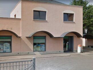 Finiscono i tamponi e il cliente aggredisce farmacista a testate