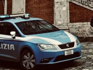 Ubriaco prende a calci le auto dei passanti, denunciato dalla polizia di Stato